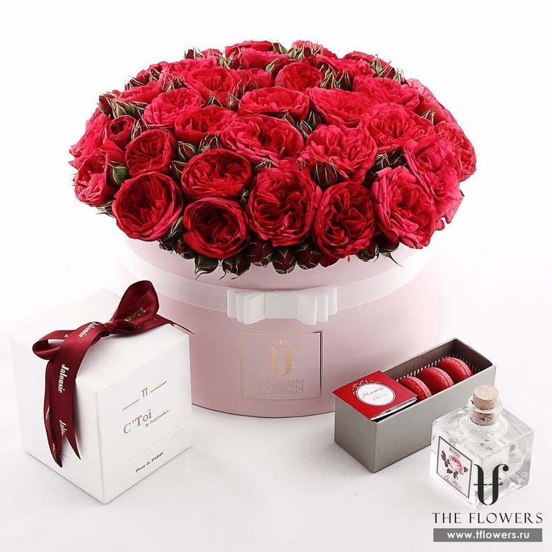 Красные розы "RED PIANO" в коробке с бантом "DIOR"