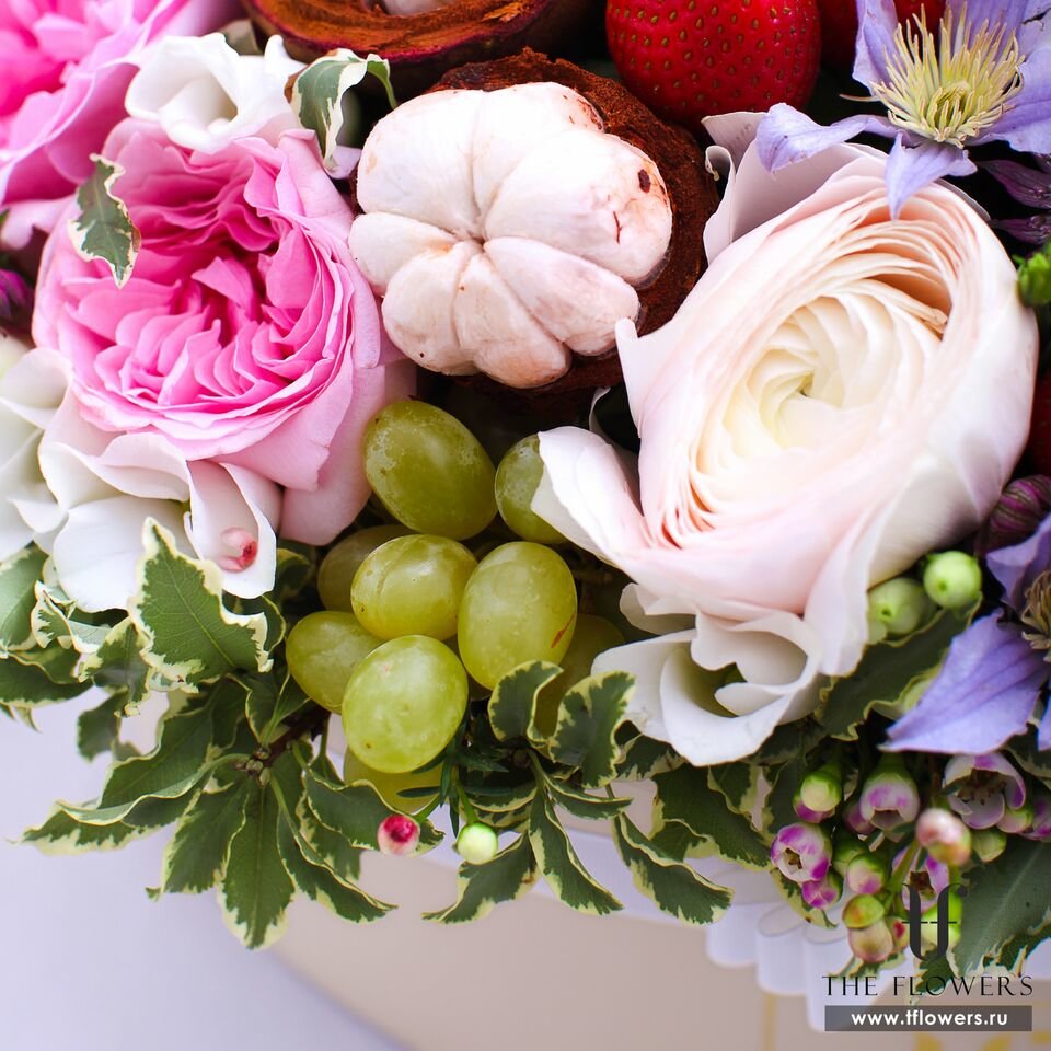 Flowers and fruits in a hat box "SWEET EXOTIC"
