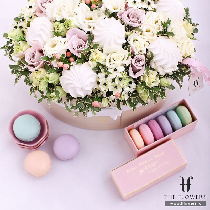Flowers, berries and marshmallows in a hat box "Marshmallow Cloud"