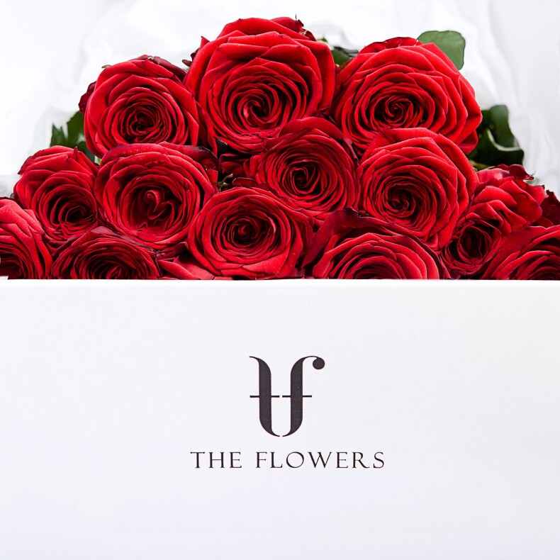 Коробка цветов "RED ROSE BOX" - Красные розы в прямоугольной белой коробке