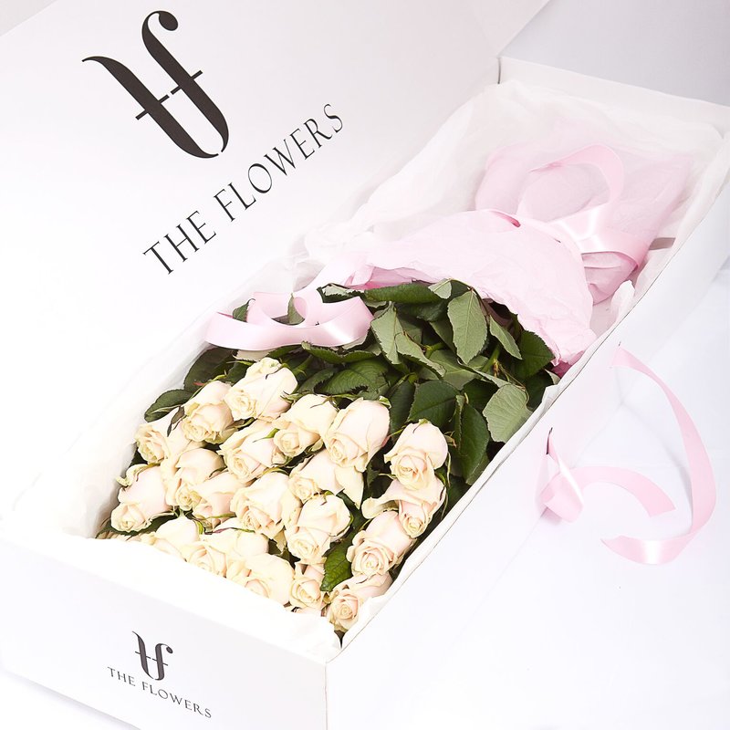 Коробка цветов "WHITE ROSE BOX" - Белые розы в прямоугольной коробке