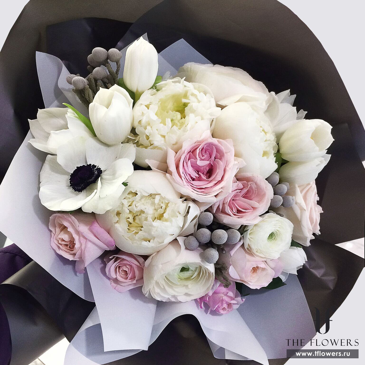 buket-anemonami-rozami-tyulpanami