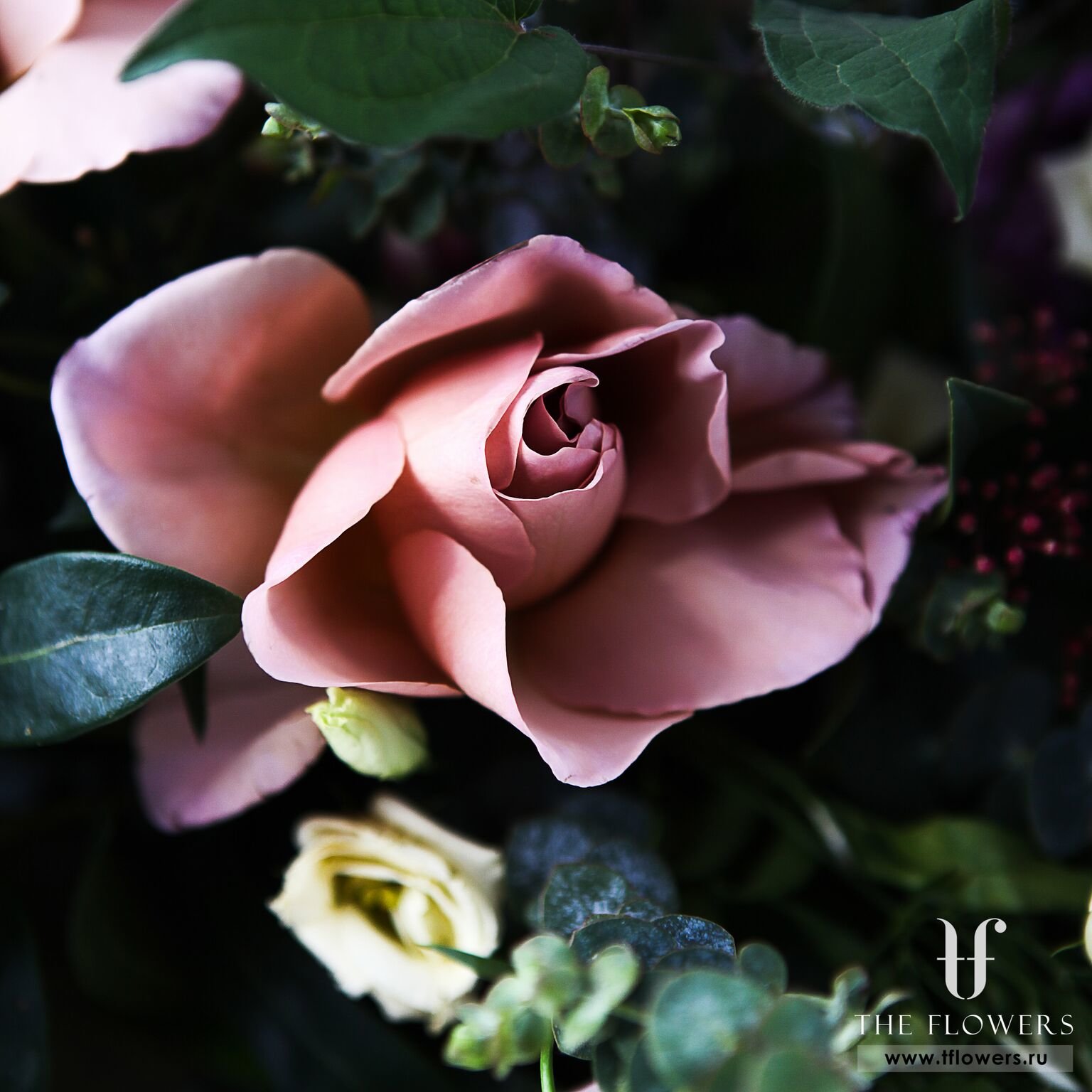 Роскошный букет с розами и орхидеями "ШАТО Де ФЛЕР"