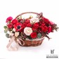 korzina-krasnymi-cvetami-anemonov-tyulpanov