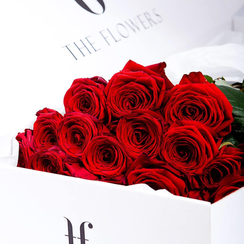 Коробка цветов "RED ROSE BOX" - Красные розы в прямоугольной белой коробке