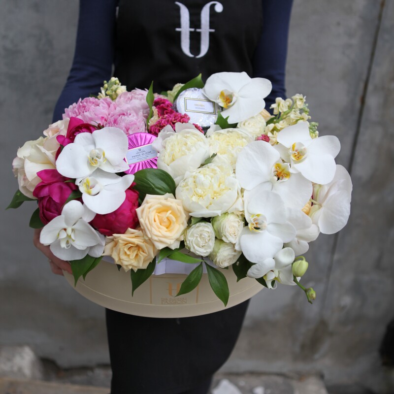 Стильный букет с белой орхидеей в шляпной коробке "АЙВОРИ"