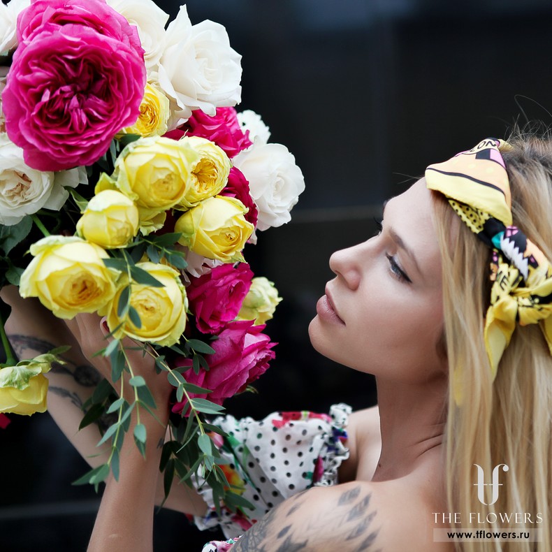 Модный букет с садовыми розами ярких оттенков "САННИ РОУЗ"