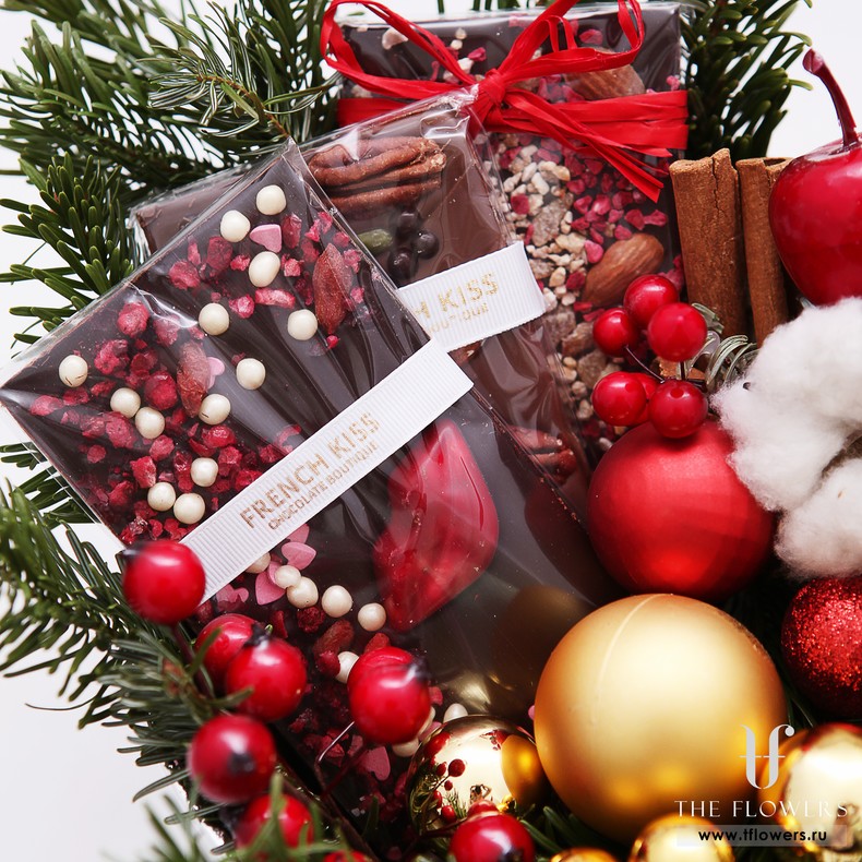 Новогодний букет с шоколадом и игрушками "БРАЙТ ДЕСЕМБР"
