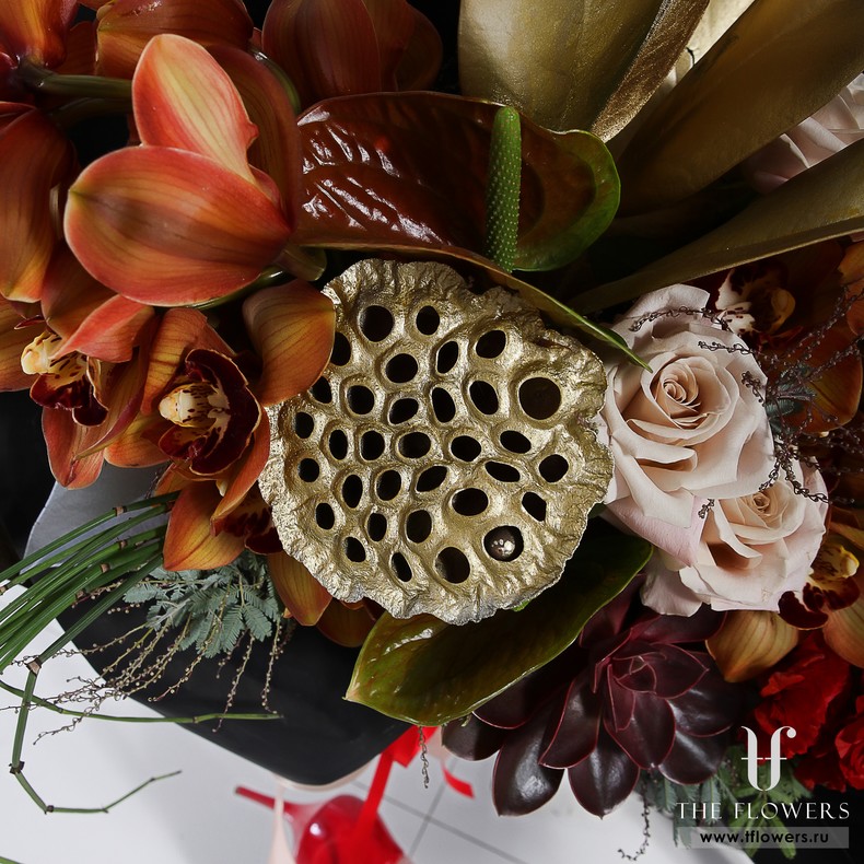 Модный букет с орхидеями и перьями "ФЕШЕН НУАР"