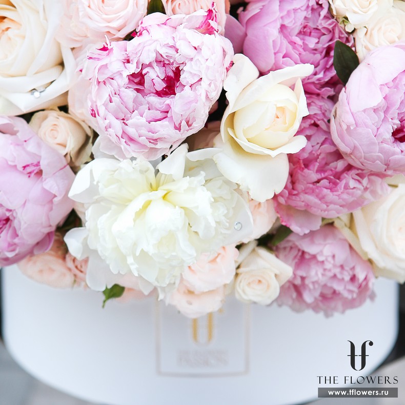 Huge bouquet of peonies and roses in a hat box "FRENCH OMBRE"