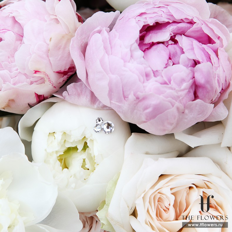 Huge bouquet of peonies and roses in a hat box "FRENCH OMBRE"