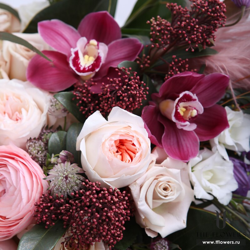 Необычный букет с орхидеями, розами и эвкалиптом "ЭДЕН"