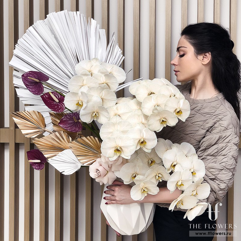 Экзотическая цветочная композиция с орхидеями "БЕЖ РОЯЛ"