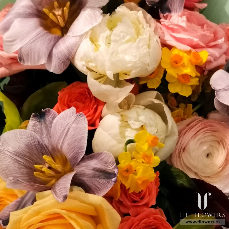 Красивый букет с орхидеями и розой "КРЕНБЕРИ"