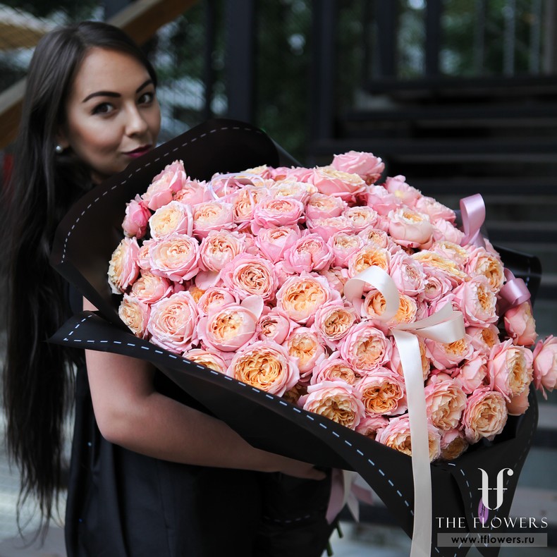 Огромный букет кустовых поновидных  роз "ДЖУЛЬЕТТА"