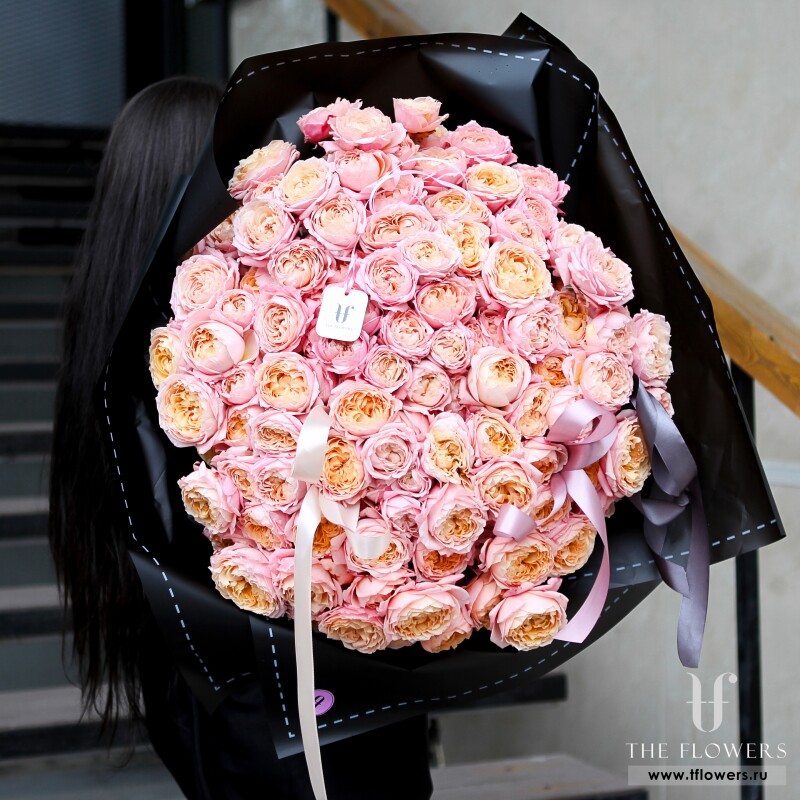 Огромный букет кустовых поновидных  роз "ДЖУЛЬЕТТА"