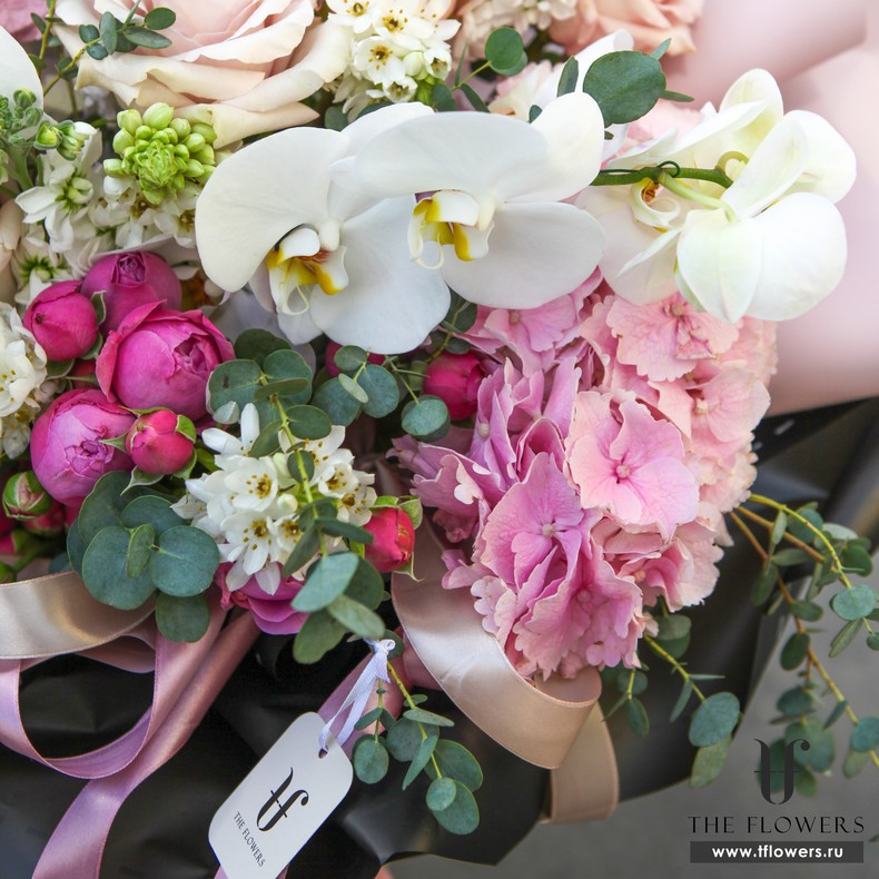 Роскошный букет с розами, пионами и орхидеями "АМБРЭ ЛЮМЬЕР"