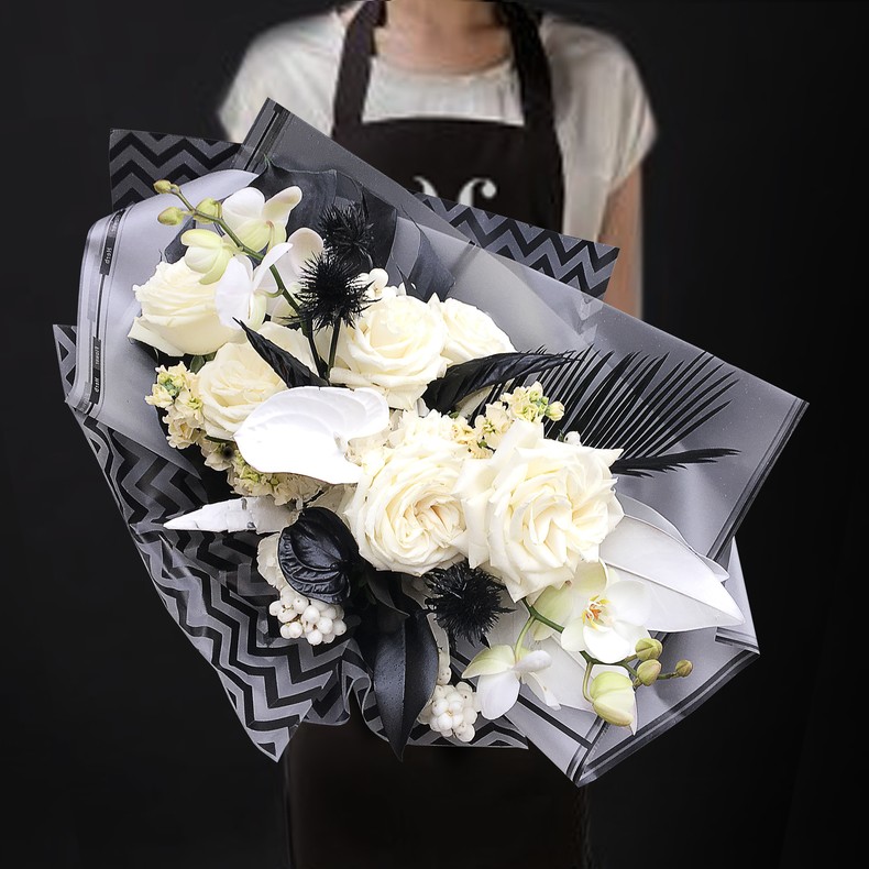 Модный черный букет с белыми розами и антуриумом "БЛЕК СТАР"