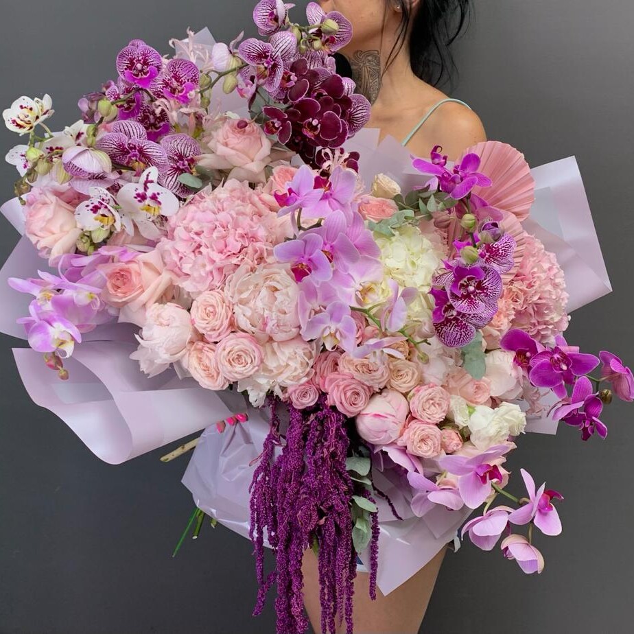 Авторский букет из свежайших роз и орхидей и амаранта "Пурпур Лав"