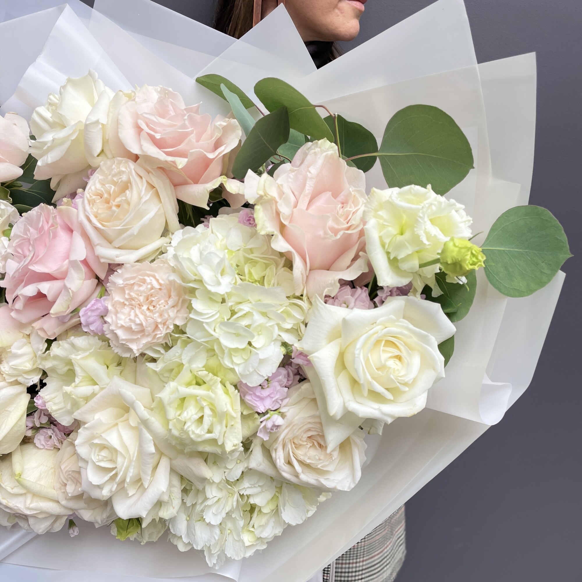 БУКЕТ "Роуз Спешел" с нежными пионовидными  и французскими розами, гортензией и эустомой