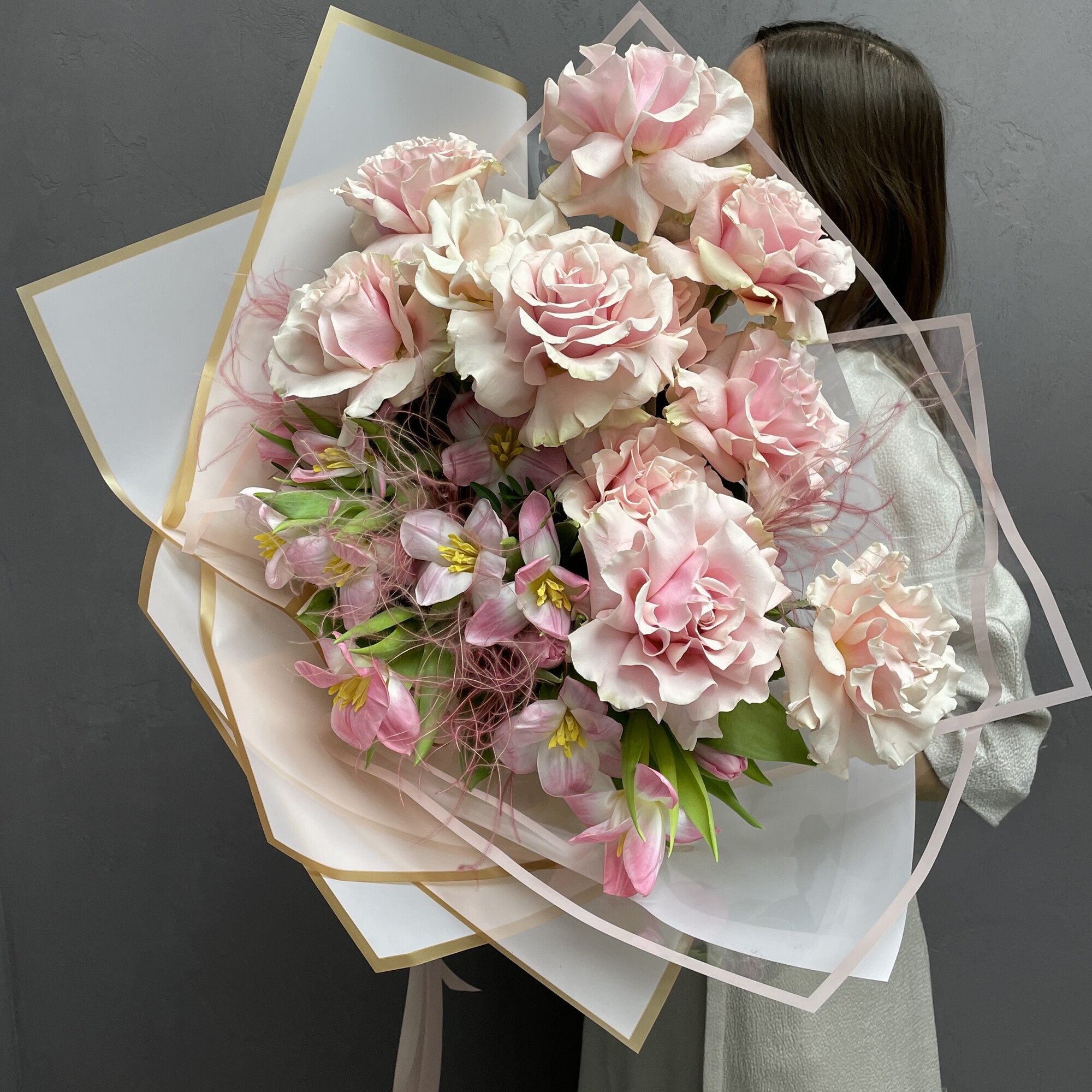 Романтичный авторский букет в нежных тонах из свежих тюльпанов и французких роз "ПАРИ ДРИМ"