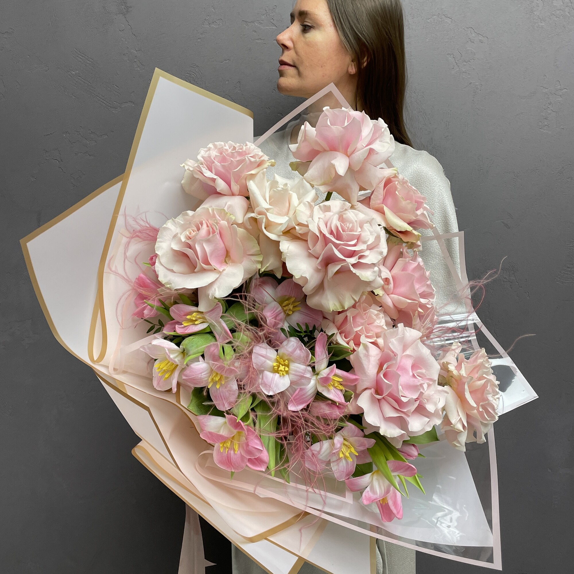 Романтичный авторский букет в нежных тонах из свежих тюльпанов и французких роз "ПАРИ ДРИМ"